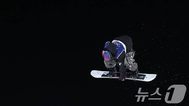 스노보드 유승은이 9일(현지시간) 이탈리아 리비뇨 스노파크에서 열린 2026 밀라노·코르티나담페초 동계올림픽 스노보드 여자 빅에어 결선에서 묘기를 부리고 있다. 2026.2.10 ⓒ 뉴스1 김성진 기자