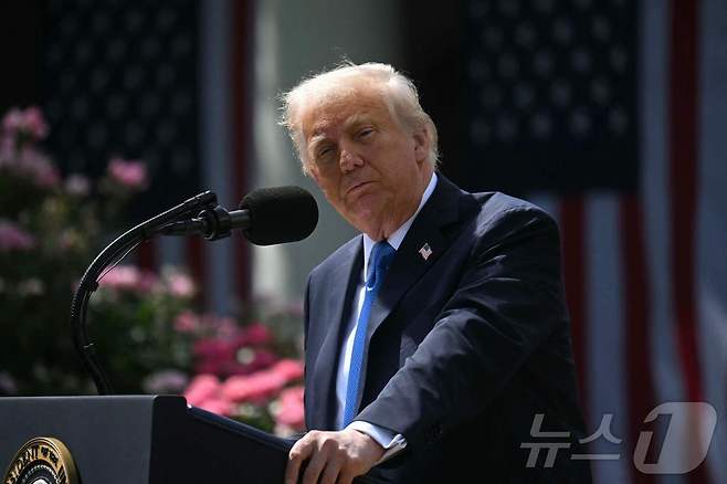 도널드 트럼프 미국 대통령이 19일 (현지시간) 워싱턴 백악관에서 열린 ‘딥페이크 규제법’ 서명식에 참석해 연설을 하고 있다. 2025.05.20 ⓒ AFP=뉴스1