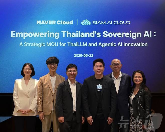 네이버클라우드가 '시암 AI 클라우드'와 태국어 기반 LLM 및 관광 특화 AI 에이전트 구현을 위한 업무협약을 체결하고 기념사진을 촬영 중이다. (왼쪽부터) 최수연 네이버 대표, 이해진 네이버 이사회 의장, 김유원 네이버클라우드 대표, 라따나폰 웡나파찬트 시암 AI 클라우드 대표, 레이몬드 테(Raymond Teh) 엔비디아 APAC 총괄 대표, 회이 데이비스(Hue Davis) 엔비디아 APAC NCP 총괄. 2025.05.23. (네이버클라우드 제공)