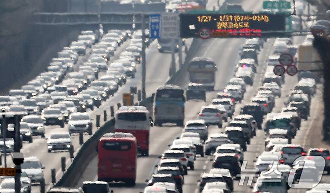 서울 서초구 잠원IC 인근 경부고속도로 상행선(왼쪽)·하행선 방향 차량들이 일제히 서행하고 있다. (자료사진) ⓒ 뉴스1 오대일 기자