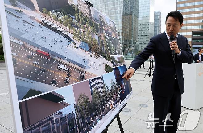 오세훈 서울시장이 8일 서울 종로구 광화문광장에서 유엔참전국 후손 교류캠프 참가자들을 초청해 감사의 정원 의미를 설명하고 있다. 2025.6.8 ⓒ 뉴스1 이동해 기자