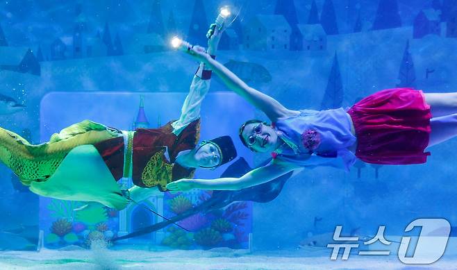 수중 공연자들이 설 연휴를 앞둔 10일 오전 서울 강남구 씨라이프 코엑스 아쿠아리움에서 '인어 왕자의 환상적인 생일 파티' 공연을 펼치고 있다. 2026.2.10 ⓒ 뉴스1 안은나 기자
