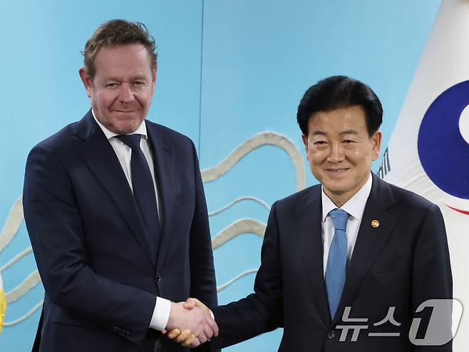 정동영 통일부 장관이 10일 오후 서울 종로구 정부서울청사에서 다비드 반 베일 네덜란드 외교장관과 면담 전 악수를 하고 있다. 2026.2.10 ⓒ 뉴스1 황기선 기자