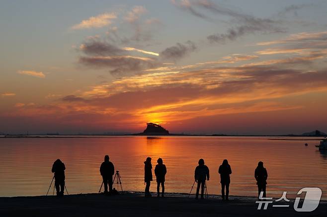 거잠포구 해돋이 (인천관광공사 제공.재판매 및 DB금지)