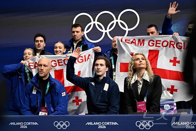 조지아의 니카 에가제 옆에 앉은 브누아 리쇼 코치(왼쪽 아래).  ⓒ AFP=뉴스1