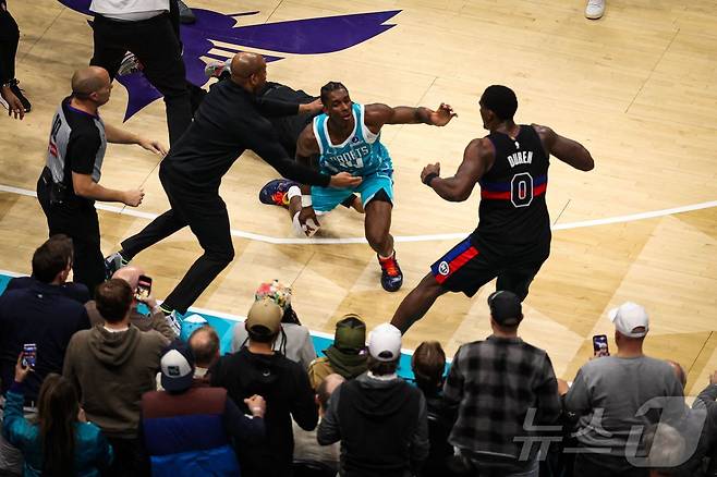 10일(한국시간) 열린 2025-26 NBA 샬럿 호니츠와 디트로이트 피스턴스전에서 난투극이 발생했다. ⓒ AFP=뉴스1