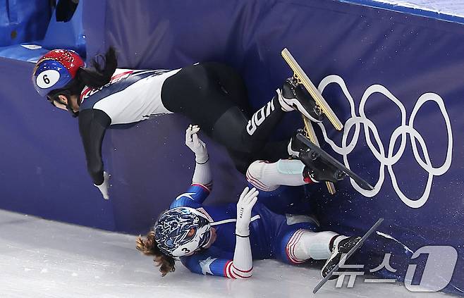 쇼트트랙 대표팀 김길리가 10일(현지시간) 이탈리아 밀라노 아이스 스케이팅 아레나에서 열린 2026 밀라노·코르티나담페초 동계올림픽 쇼트트랙 혼성 2000m 계주 준결승에서 미국 선수와 충돌하고 있다. 2026.2.10 ⓒ 뉴스1 김성진 기자