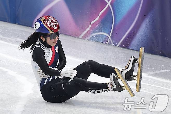 쇼트트랙 대표팀 김길리가 10일(현지시간) 이탈리아 밀라노 아이스 스케이팅 아레나에서 열린 2026 밀라노·코르티나담페초 동계올림픽 쇼트트랙 혼성 2000m 계주 준결승에서 미국 선수와 충돌한 후 고통을 호소하고 있다. 2026.2.10 ⓒ 뉴스1 김성진 기자