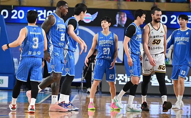 대구 한국가스공사가 10일 대구체육관에서 열린 창원 LG와 홈경기에서 72-71로 승리, 7연패에서 탈출했다. (KBL 제공)