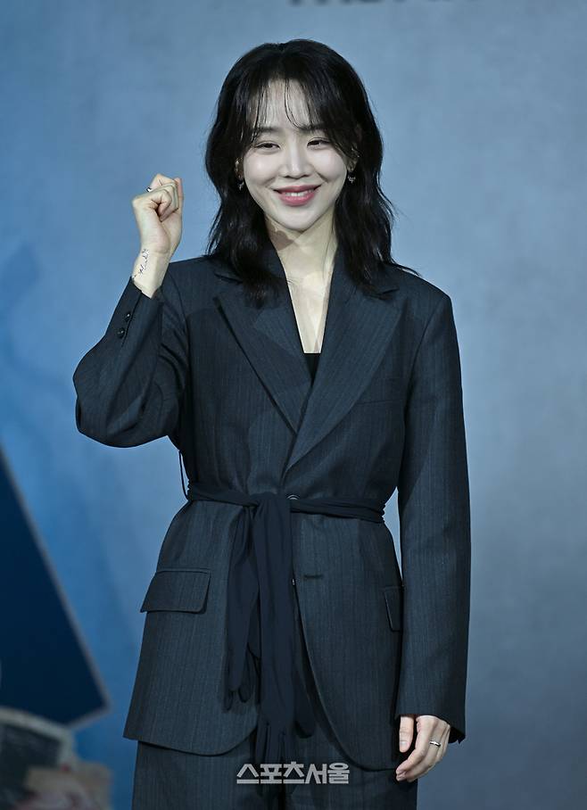 신혜선이 10일 앰배서더 서울 풀만 호텔에서 열린 넷플릭스 시리즈 ‘레이디 두아’ 제작발표회에서 포즈를 취하고 있다.  ‘레이디 두아’는 가짜일지라도 명품이 되고 싶었던 여자 ‘사라킴(신혜선 분)’과 그녀의 욕망을 추적하는 형사 ‘무경(이준혁 분)’의 이야기를 그린 미스터리 스릴러로 13일(금)  공개된다. 2026. 2. 10. 최승섭기자 thunder@sportsseoul.com