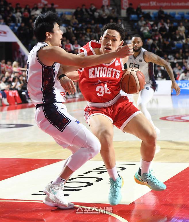 KCC 허웅(왼쪽)이 2일 잠실학생체육관에서 열린 2025-2026 프로농구 SK와 경기에서 SK 에디 다니엘을 수비하다 충돌하며 넘어지고 있다. 잠실학생 | 박진업 기자 upandup@sportsseoul.com