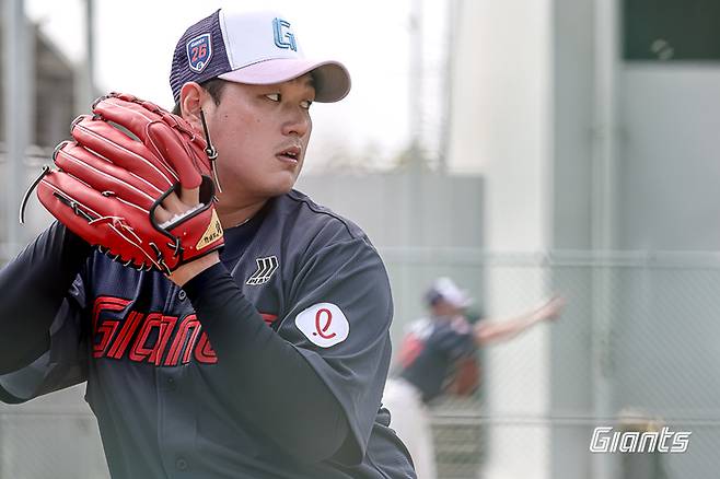 나균안이 불펜 투구에 임하고 있다. 사진 | 롯데 자이언츠