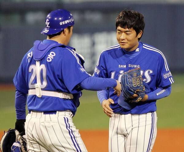 과거 삼성 왕조시절 심창민과 진갑용. /사진=삼성 라이온즈