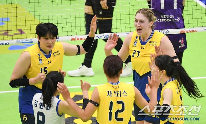 9일 수원체육관에서 열린 V리그 현대건설과 흥국생명의 경기. 현대건설 김희진, 카리가 득점 후 환호하고 있다. 수원=박재만 기자 pjm@sportschosun.com/2026.02.09/