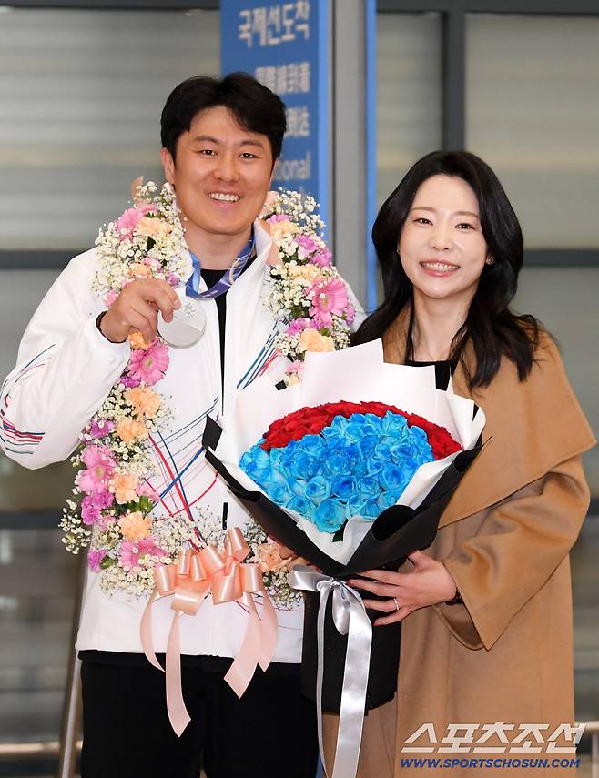 2026 제25회 이탈리아 밀라노 코르티나담페초 동계올림픽에서 은메달을 획득한 스노보드 국가대표 김상겸이 10일 인천국제공항을 통해 귀국했다. 김상겸이 아내와 함께 포즈를 취하고 있다. 인천공항=박재만 기자 pjm@sportschosun.com/2026.02.10/