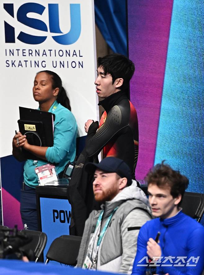 10일 이탈리아 밀라노 아이스스케이팅 아레나에서 쇼트트랙 남자 1000m 예선이 열렸다. 상대 파울 인정으로 예선 통과한 중국 린샤오쥔. 밀라노(이탈리아)=송정헌 기자songs@sportschosun.com/2026.02.10/