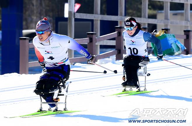 '의현삼촌' 신의현과 '스마일 철녀' 김윤지가  30일 평창바이애슬론 센터에서 열린 전국장애인동계체전 크로스컨트리 경기 직후