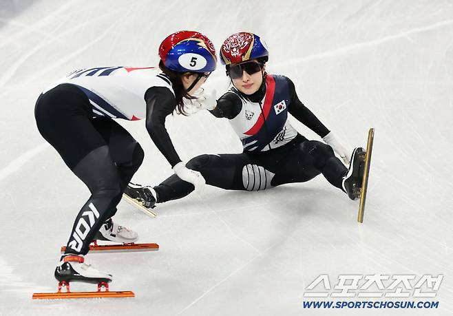 10일 이탈리아 밀라노 아이스스케이팅 아레나에서 쇼트트랙 혼성 계주 경기가 열렸다. 준결승 충돌 후 최민정과 터치하는 김길리. 밀라노(이탈리아)=송정헌 기자songs@sportschosun.com/2026.02.10/