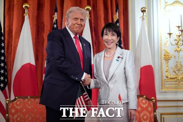 도널드 트럼프 미국 대통령과 다카이치 사나에 일본 총리가 지난해 10월 일본 도쿄 모토아카사카 영빈관에서 희토류 공급망 협정서에 서명하면서 악수하는 모습. /AP·뉴시스