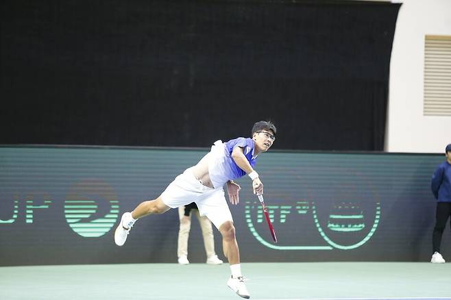정현이 아르헨티나와의 경기에서 서브를 넣고 있다. 대한테니스협회 제공