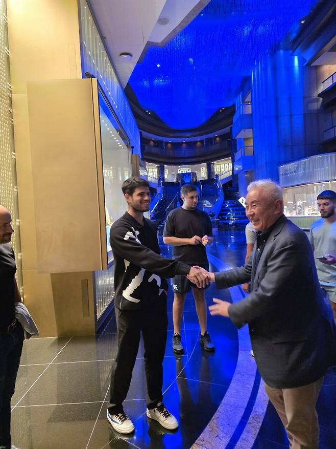 올해 호주오픈이 열린 멜버른에서 세계 1위 알카라스와 만난 주원홍 회장. 대한테니스협회 제공