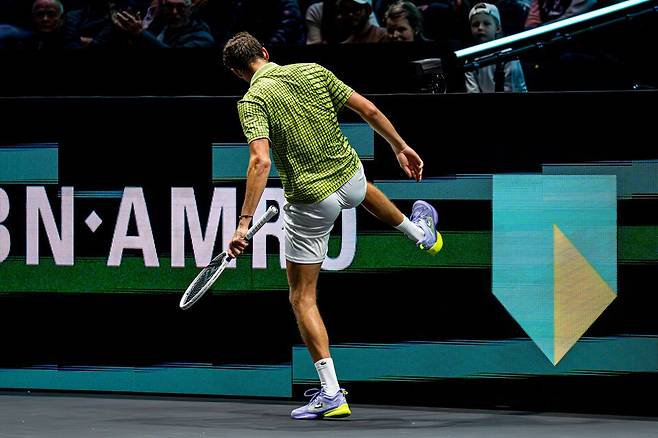 경기가 뜻대로 풀리지 않자 광고판을 걷어차는 메드베데프. GettyimagesKorea