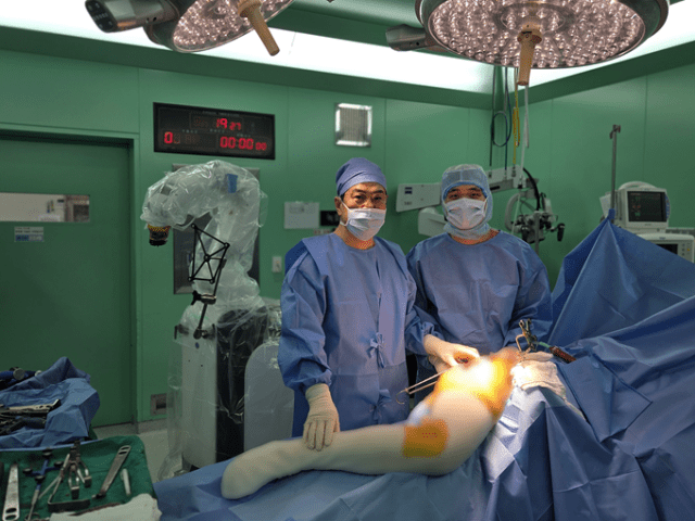 하용찬 서울부민병원장이 큐렉소 '큐비스-조인트 THA'를 활용해 고관절 수술을 집도하고 있다. (사진=큐렉소)