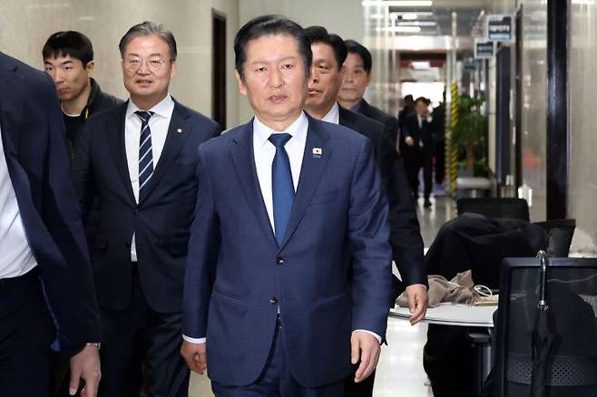 정청래 더불어민주당 대표가 10일 국회에서 조국혁신당과의 합당 논의를 주제로 비공개로 열린 의원총회를 마친 뒤 당 대표실을 향해 이동하고 있다. 연합뉴스