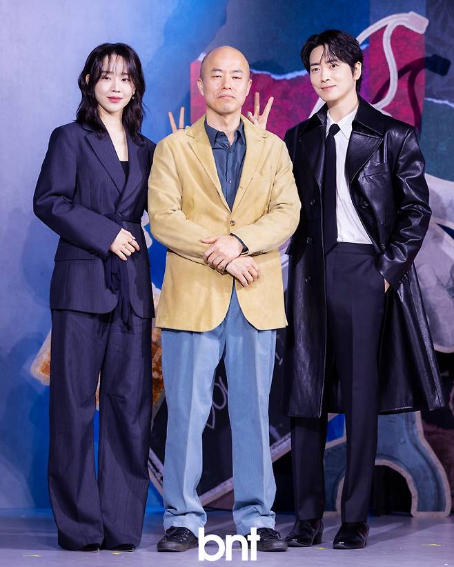 ‘레이디 두아’ 왼쪽부터 신혜선, 김진민 감독, 이준혁&nbsp;