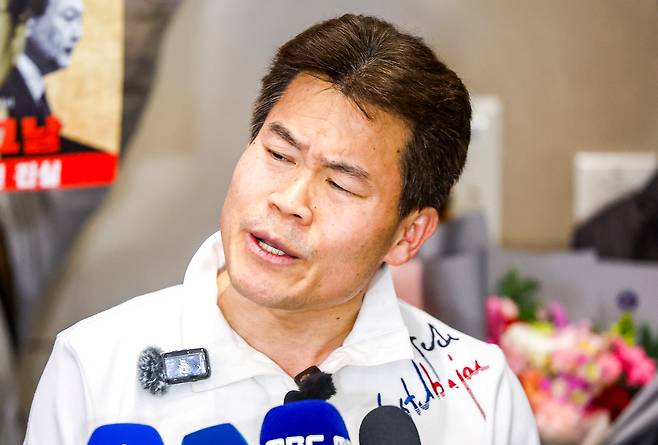 전직 한국사 강사 전한길씨가 3일 인천국제공항을 통해 귀국하며 입장을 밝히고 있다./뉴시스