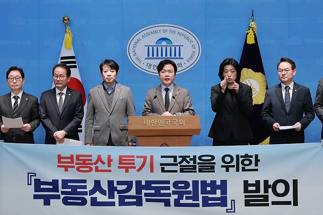 국회 정무위원회 여당 간사인 더불어민주당 강준현 의원과 김현정 의원 등 민주당 정무위원들이 10일 국회 소통관에서 부동산감독원법 발의 기자회견을 하고 있다. /연합뉴스