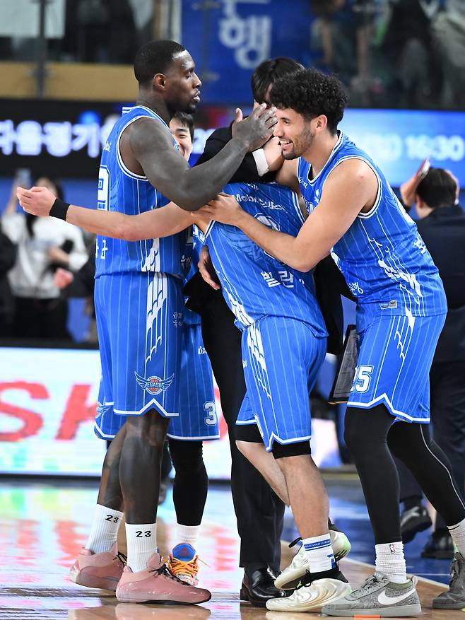 가스공사 선수들이 승리 후 결승 득점을 한 벨란겔(가운데)을 껴안으며 기쁨을 나누고 있다. /KBL