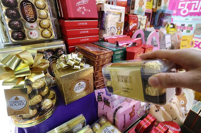 서울 시내 한 편의점에 초콜릿이 진열돼 있는 모습. 초콜릿 외에도 인형 굿즈 등도 같이 매대에 올라와 있다. /뉴스1