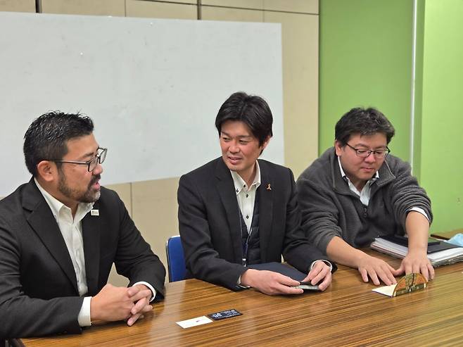 1월 22일 일본 도쿄 에도가와구에 있는 사회 복지 시설 ‘고토엔’에서 직원들이 조선비즈와 인터뷰하고 있다. 왼쪽부터 스기 유이치 상무이사, 히라야마 테츠야 시설장, 야스다 미노루 부장. /도쿄=정민하 기자