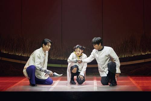 ‘긴긴밤’ 무대사진(사진 ㈜라이브러리컴퍼니)