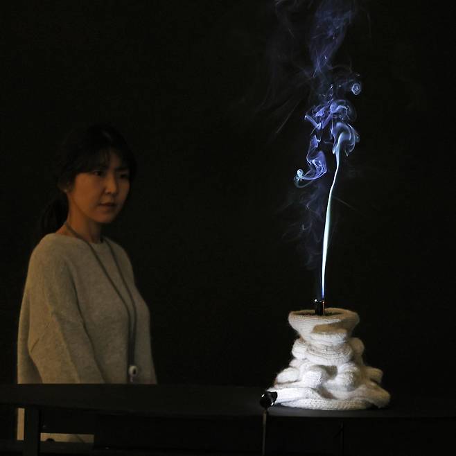 향이 타며 피어오르는 연기의 움직임을 ‘춤’으로 바라보자고 제안하는 여다함 작가의 ‘향연’. 뉴시스