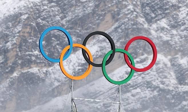 2026 밀라노·코르티나 동계올림픽 개막을 하루 앞둔 5일(현지시간) 이탈리아 코르티나담페초 컬링 올림픽 스타디움에 설치된 올림픽 오륜기 뒤로 설산이 장관을 이루고 있다. 2026.2.5 뉴스1