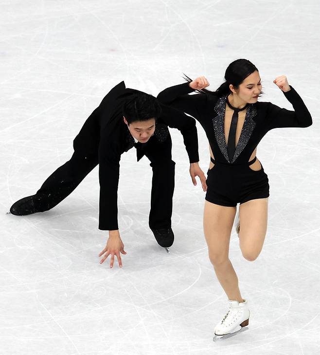 2026 밀라노·코르티나담페초 동계올림픽 나흘째인 10일 (현지 시간) 이탈리아 밀라노 아이스 스케이팅 아레나 경기장에서 열린 피겨스케이팅 아이스댄스 리듬댄스 경기에서 임해나, 권예 선수가 연기를 펼치고 있다. 2026.02.10. 밀라노=뉴시스