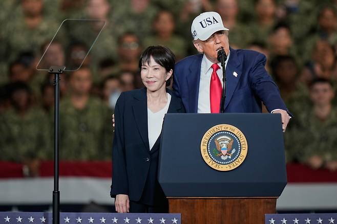 도널드 트럼프 미국 대통령이 28일 가나가와현 요코스카에 있는 미 해군 기지에 정박 중인 미 항공모함 USS 조지 워싱턴호에서 미군 장병들을 대상으로 연설하고 있다. 옆에 다카이치 사나에 일본 총리가 서 있다. [도쿄=AP/뉴시스]