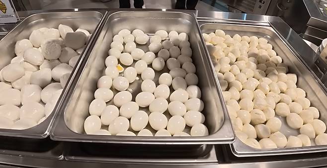 밀라노-코르티나담페초 겨울올림픽 선수촌 식당의 메뉴. 모차렐라 치즈와 달걀 등이 있다. 유튜브 콰쿄기