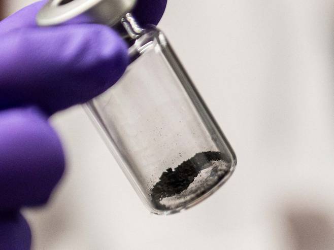 소행성 베누에서 발견된 우주먼지 샘플. Jaydyn Isiminger/미국 펜실베이니아주립대 제공