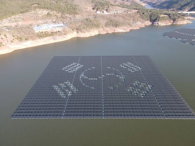 축구장 74개 넓이의 수상태양광이 수면 위에 올라와있다. [한수원 제공]