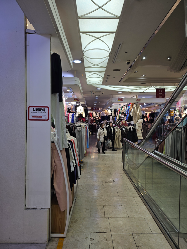 10일 오전 한산한 동대문 밀리오레 상권. 한때 이곳은 국내 패션 상권의 성지로 꼽혔던 곳이지만 현재는 1층부터 공실이 이어져 있다. [박순원 기자]