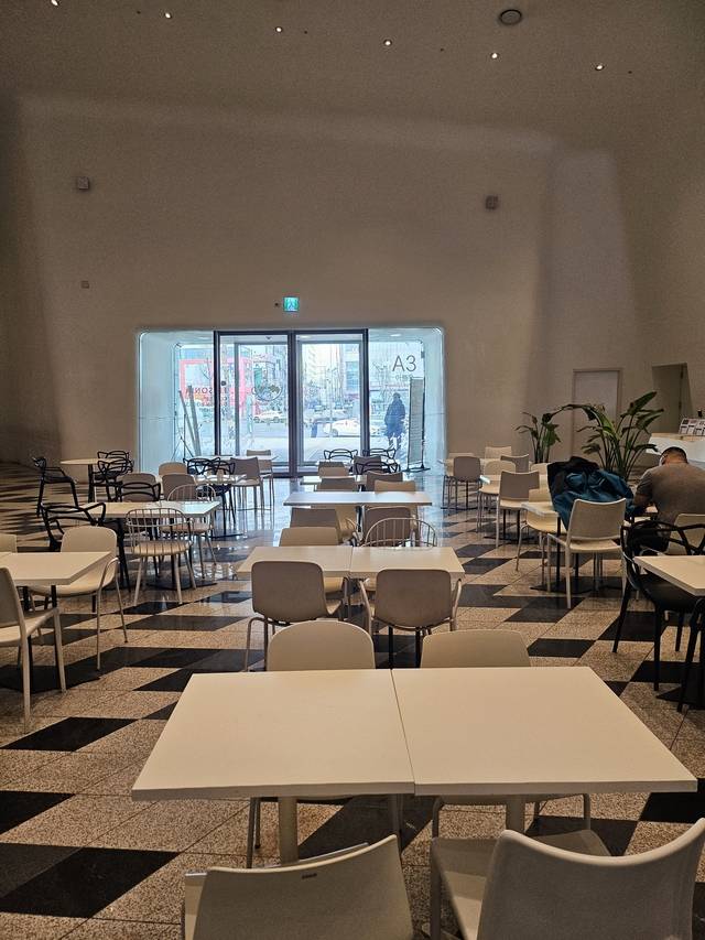 DDP에 입주한 한 대형 카페. 이 카페는 10일 점심시간 직후 커피를 찾는 손님들로 가득차야 할 오후 1시쯤에도 대부분 빈좌석으로 남아 있었다. [박순원 기자]