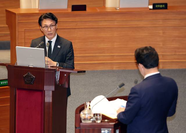 김민석 총리가 10일 국회 본회의장에서 열린 경제 분야 대정부질문에서 국민의힘 윤영석 의원의 질문에 답하고 있다. [연합뉴스]