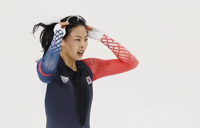 9일(현지시간) 이탈리아 밀라노 스피드스케이팅 스타디움에서 열린 2026 밀라노-코르티나담페초 동계올림픽 스피드스케이팅 여자 1000ｍ 경기에서 이나현이 질주한 뒤 숨을 고르고 있다. 연합뉴스