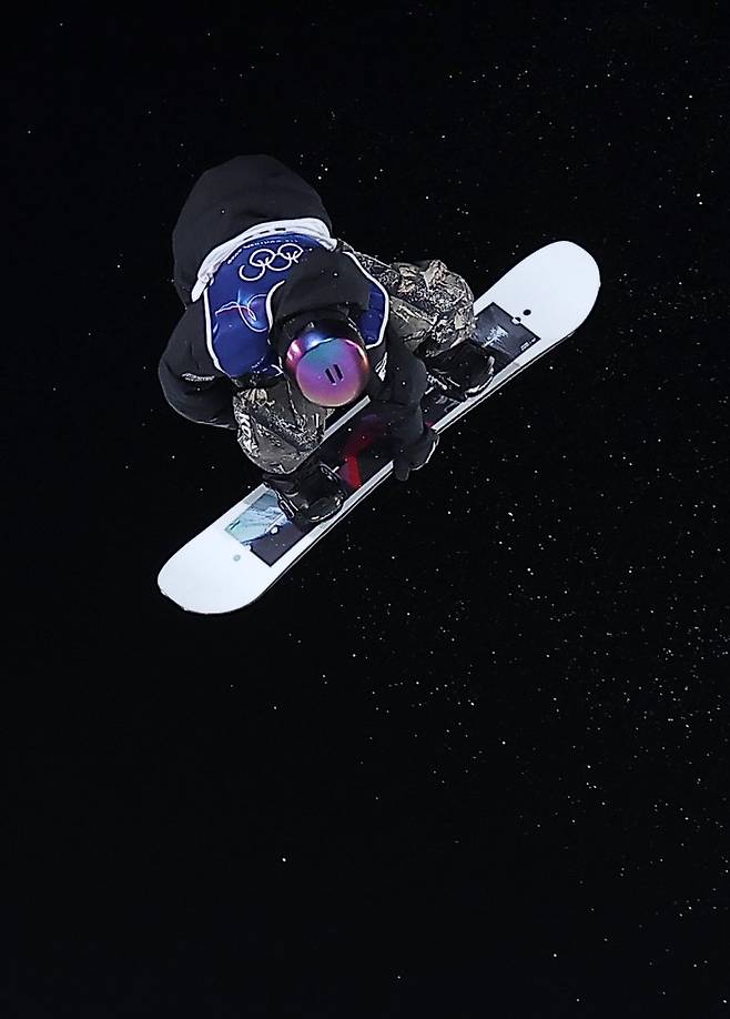 스노보드 유승은이 9일(현지시간) 이탈리아 리비뇨 스노파크에서 열린 2026 밀라노·코르티나담페초 동계올림픽 스노보드 여자 빅에어 결선에서 묘기를 부리고 있다. 뉴스1