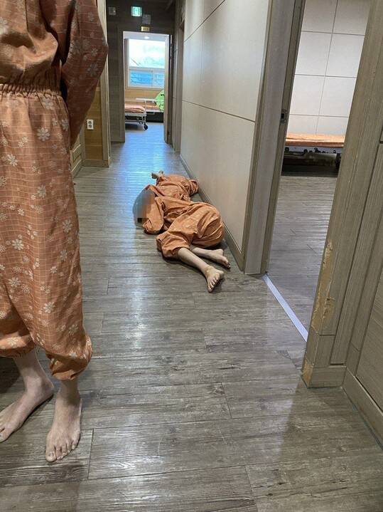 반구대병원 폐쇄병동 복도에 환자들이 엎드려 있다. 한겨레 자료사진