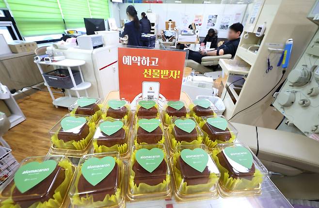 최근 ‘두쫀쿠’(두바이 쫀득 쿠키)가 인기를 끌면서 헌혈 캠페인 증정품으로도 등장했다. 지난 20일 인천 연수구 대한적십자사 인천지사 헌혈의 집 연수센터에서 시민들이 헌혈하고 있다. 연합뉴스
