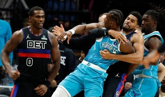 10일(한국시각) 2025~2026 미국프로농구 디트로이트 피스턴스와 샬럿 호니츠의 경기 도중 난투극이 벌어져 선수 4명이 퇴장당했다. AP 연합뉴스